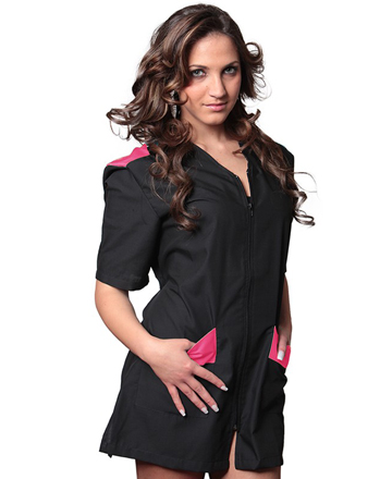 Casacca estetica donna con zip TCD realizzata in poliestere 65% e cotone 35%. Colore nero con riporti fucsia. Ideale per centri estetici e parrucchierie.